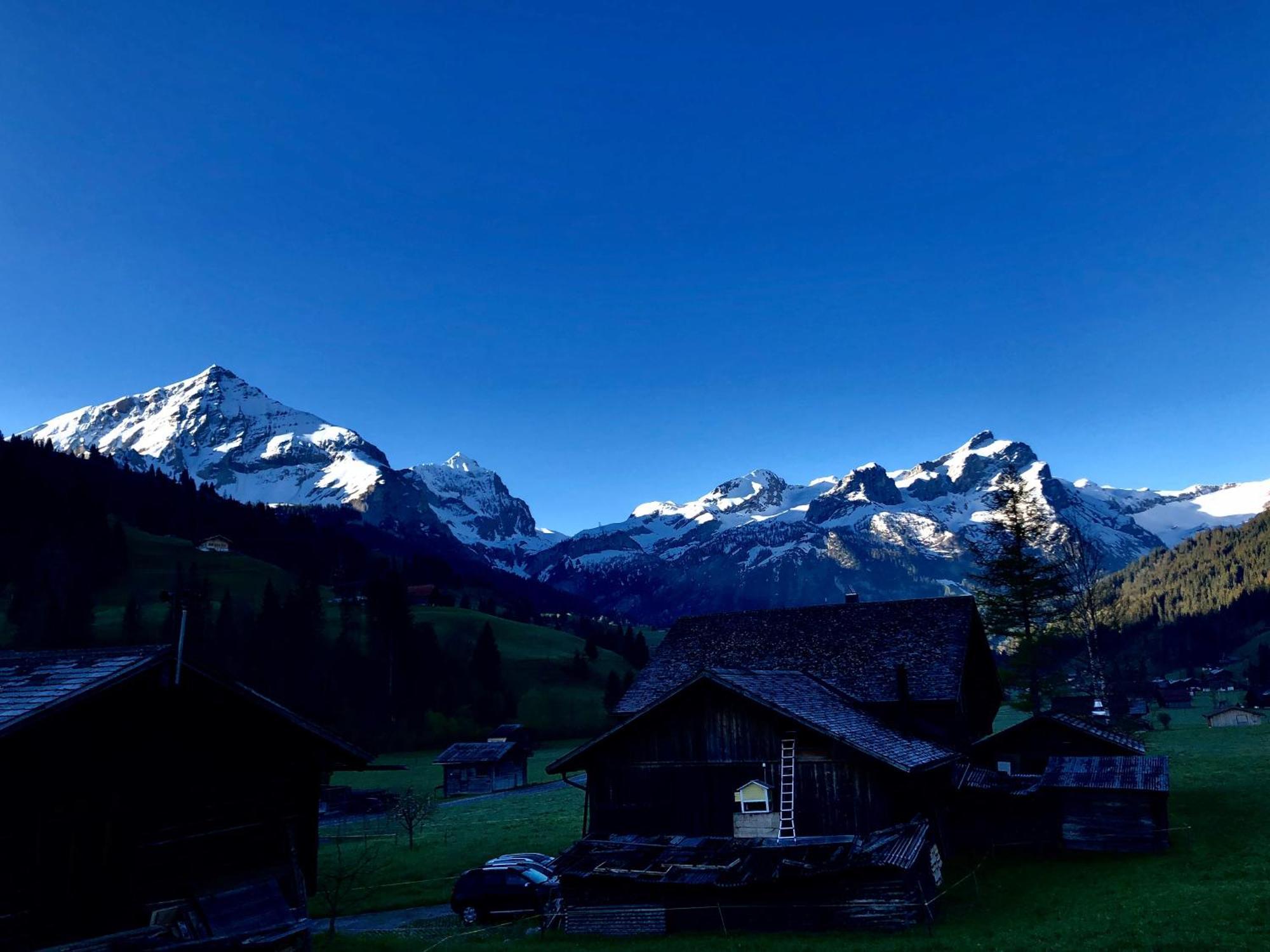 Beautiful Apartment With Stunning View Gsteig Bagian luar foto